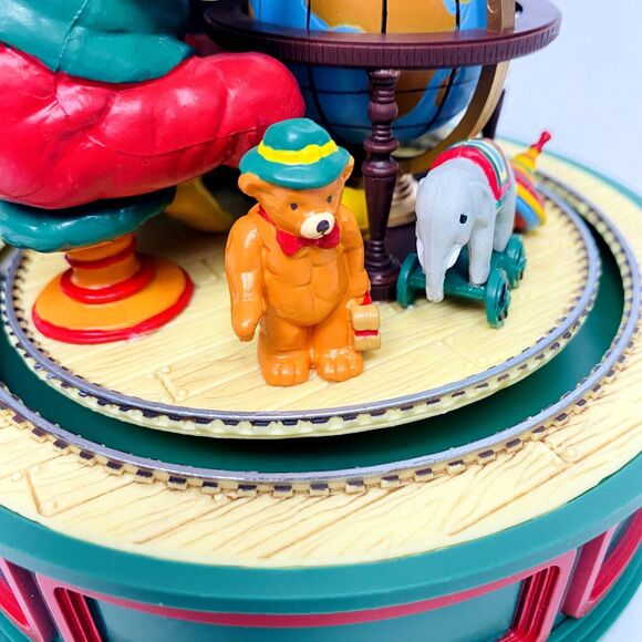 Willitts Musical Motion Santa Figure Plays Santa Claus is Coming to Town (READ) - Picture 9 of 16